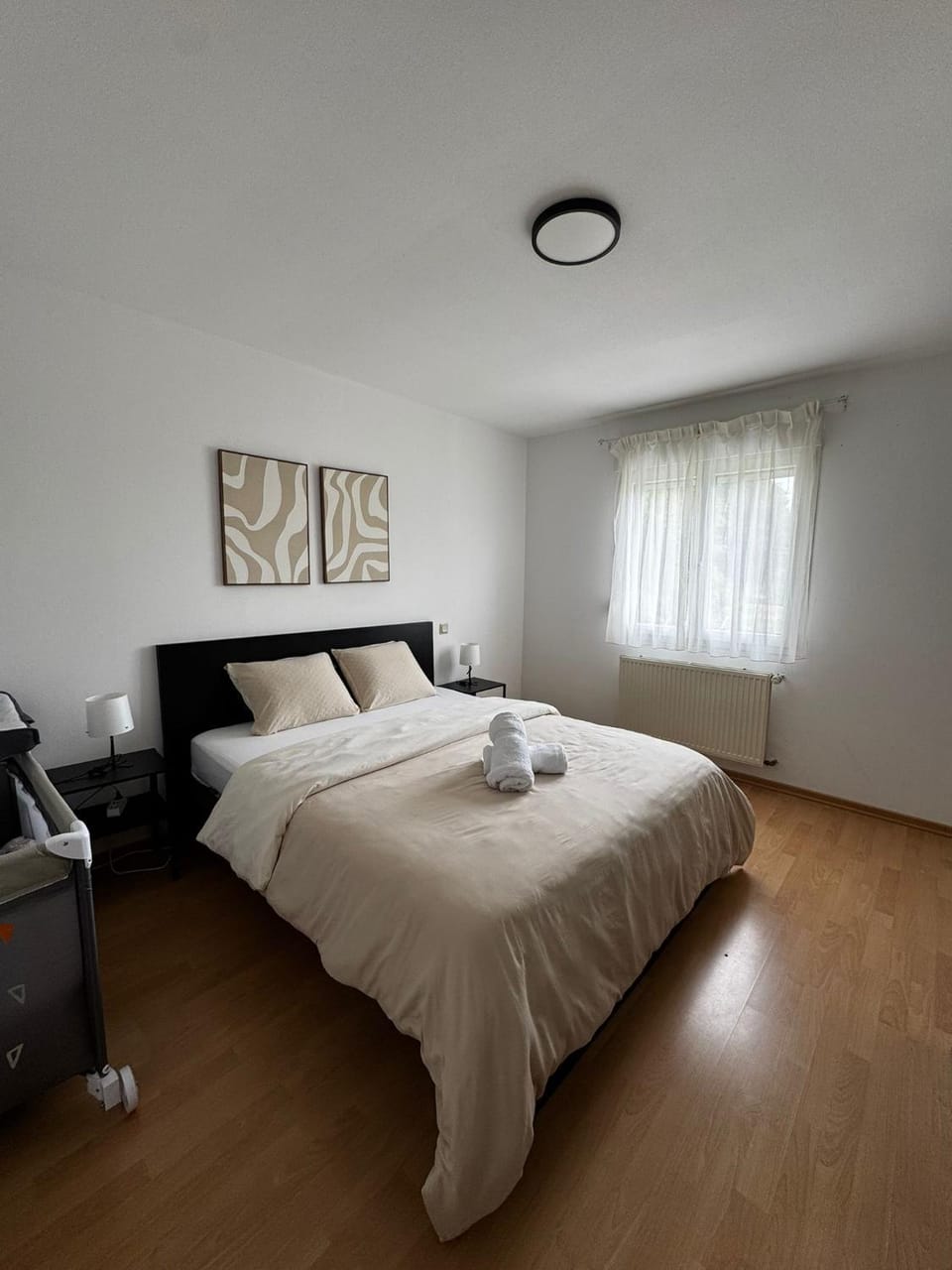 Photo of the whole room, Bedroom, towels