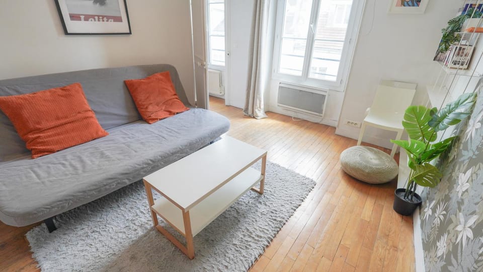 11 Historic Le Sentier flat near Louvre & Metro Apartment in Paris