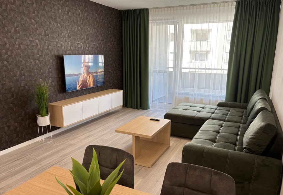 Communal lounge/ TV room, TV and multimedia, Living room, Seating area, Evening entertainment