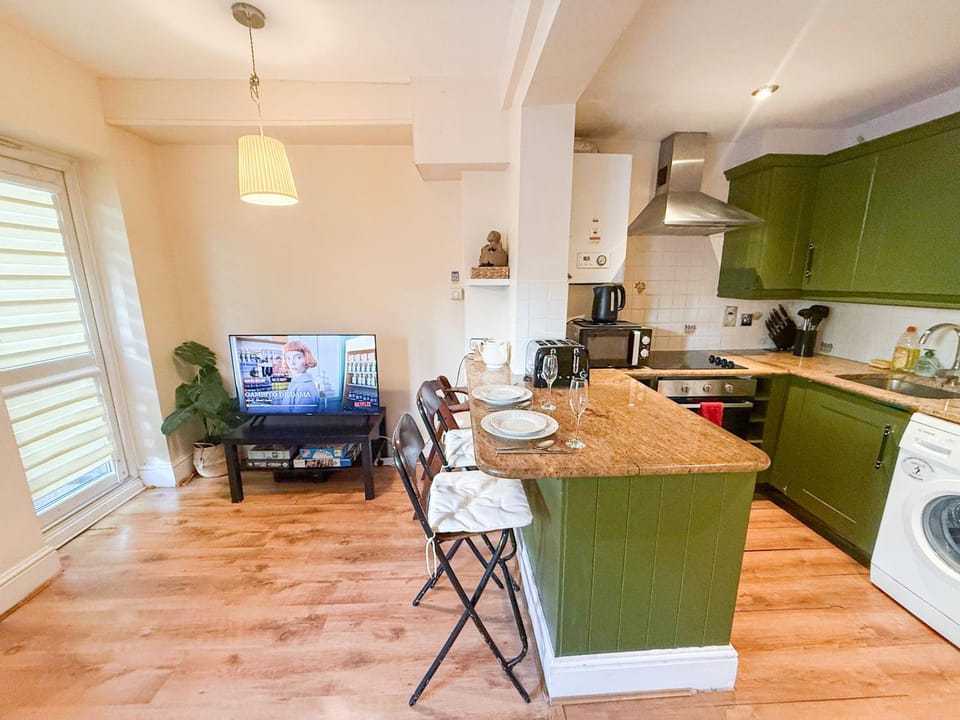 TV and multimedia, Coffee/tea facilities, Kitchen or kitchenette, Living room, Seating area, Dining area, dishwasher, microwave, oven, storage, stove, toaster, washing machine, dryer, kitchen