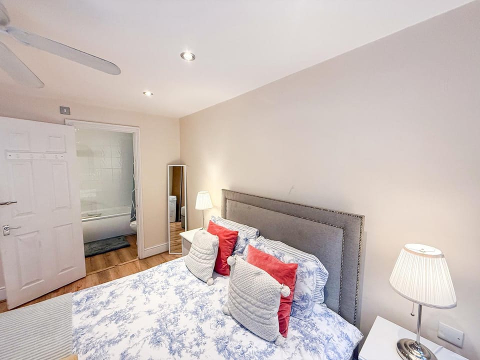 Bed, Bathroom, Photo of the whole room, Decorative detail, Bedroom, flat iron, hair dryier, heating, towels, wardrobe