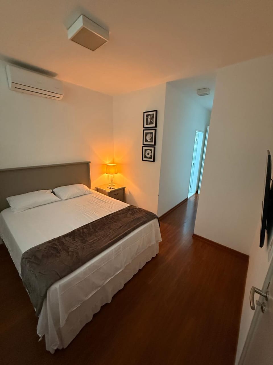 Bed, TV and multimedia, Photo of the whole room, Bedroom, air conditioner
