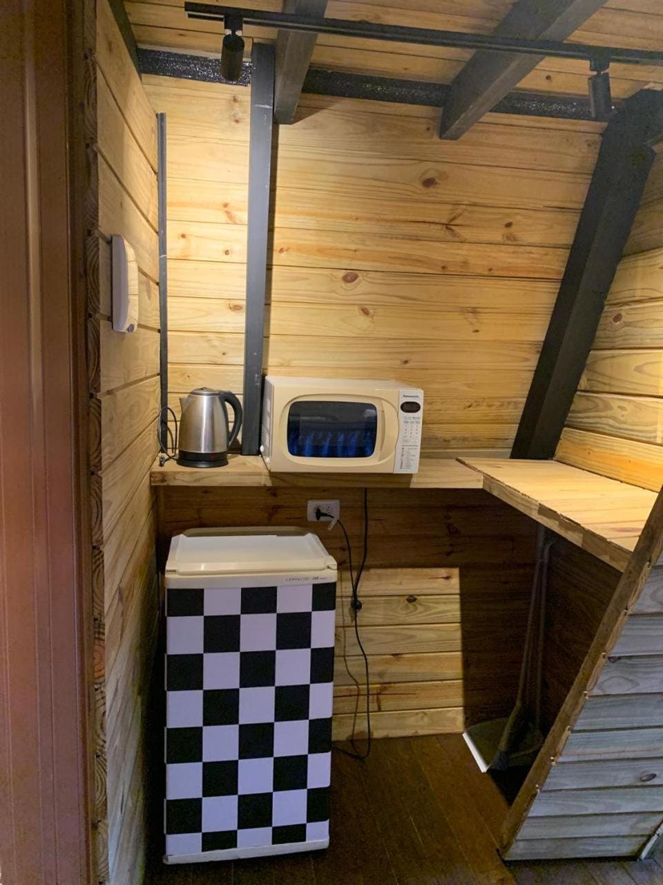 Kitchen or kitchenette, minibar