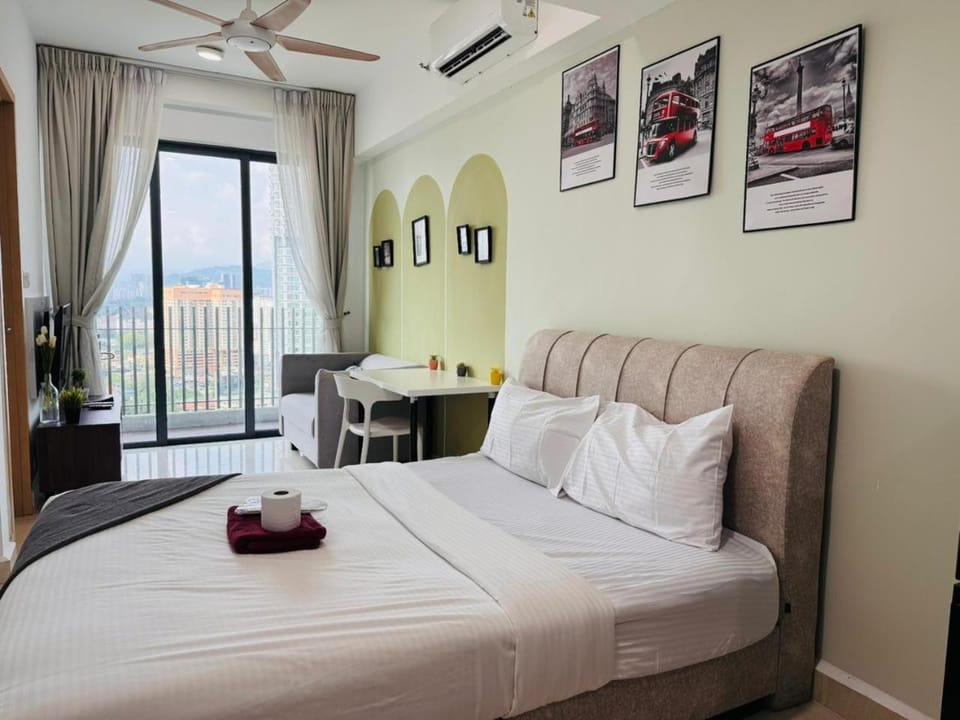 Bed, Photo of the whole room, Seating area, Bedroom