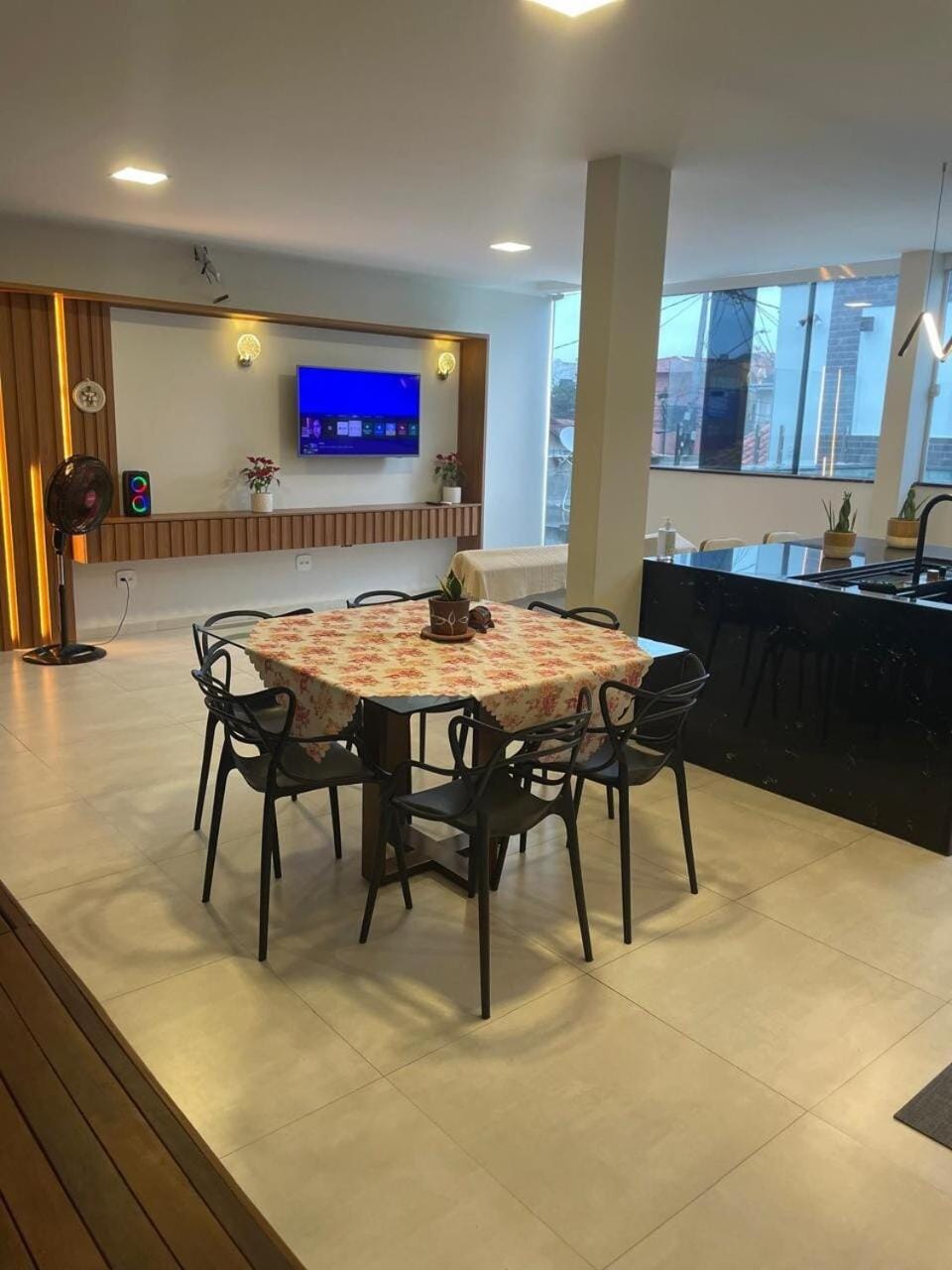 TV and multimedia, Living room, Seating area, Dining area