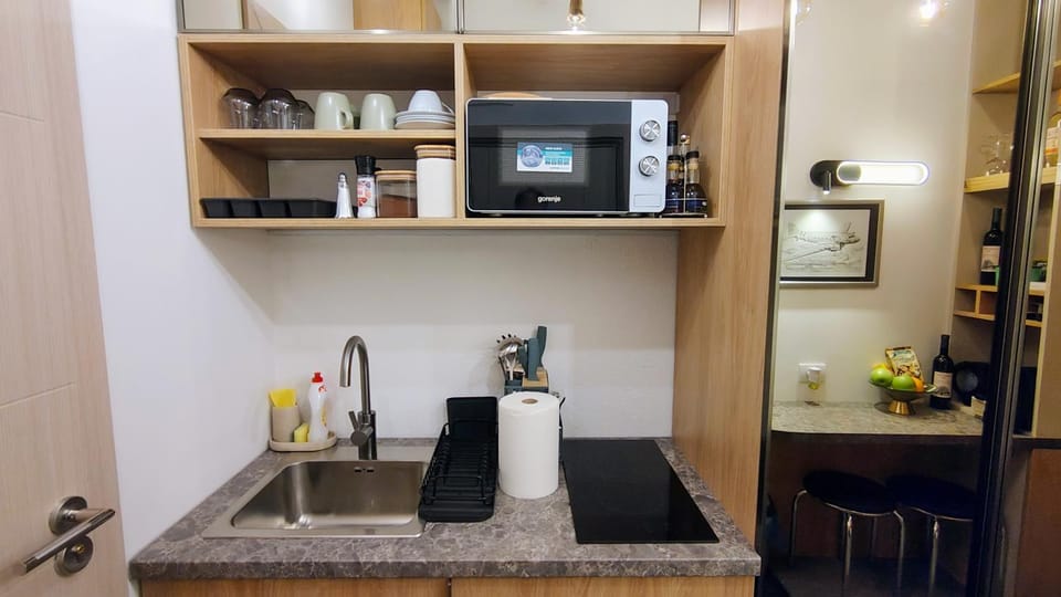 Kitchen or kitchenette, microwave, stove