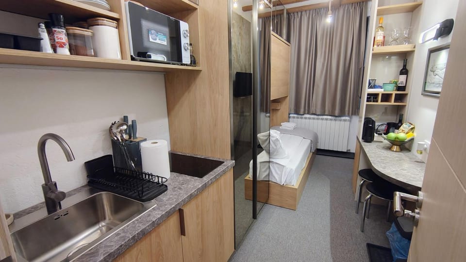 Bed, Coffee/tea facilities, Kitchen or kitchenette, bunk bed, microwave, stove