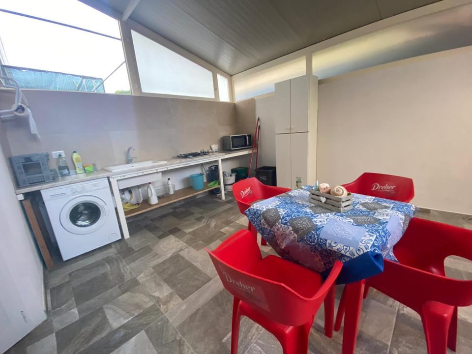 Kitchen or kitchenette, Dining area, washing machine