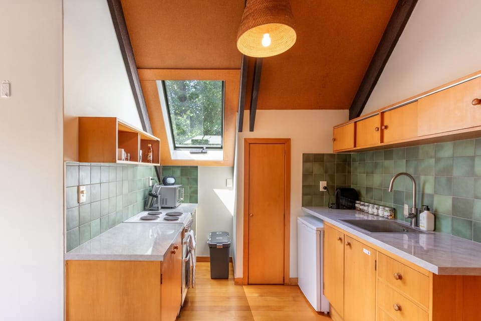 Coffee/tea facilities, oven, stove, kitchen