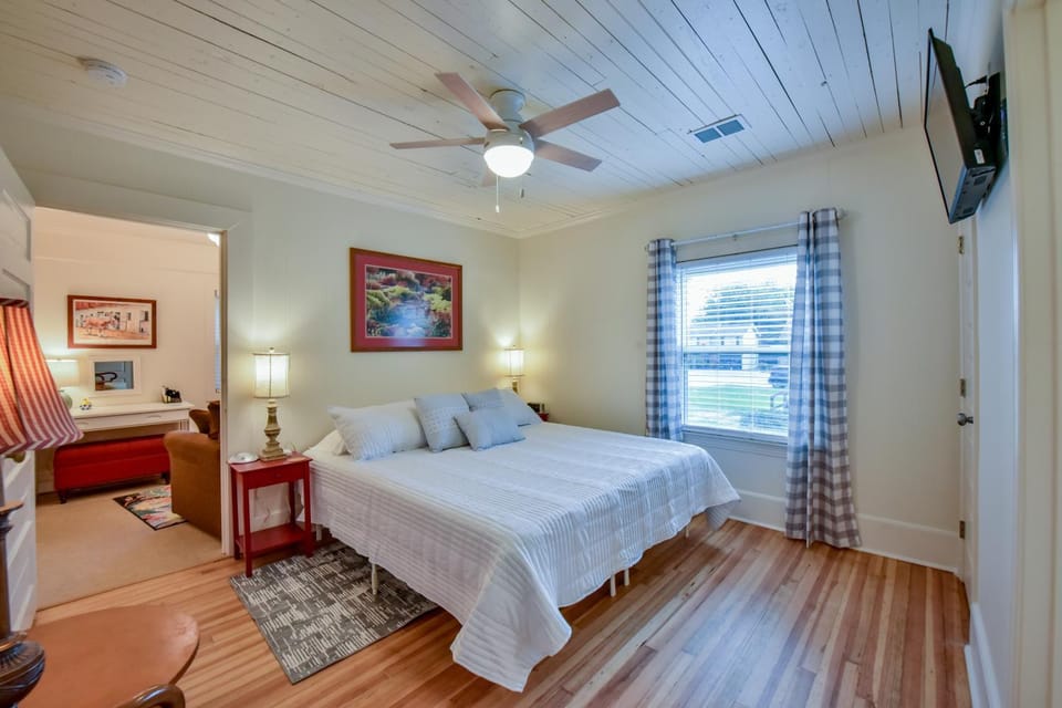 1 Mile to UA Campus: Walkable Midtown Getaway House in Tuscaloosa