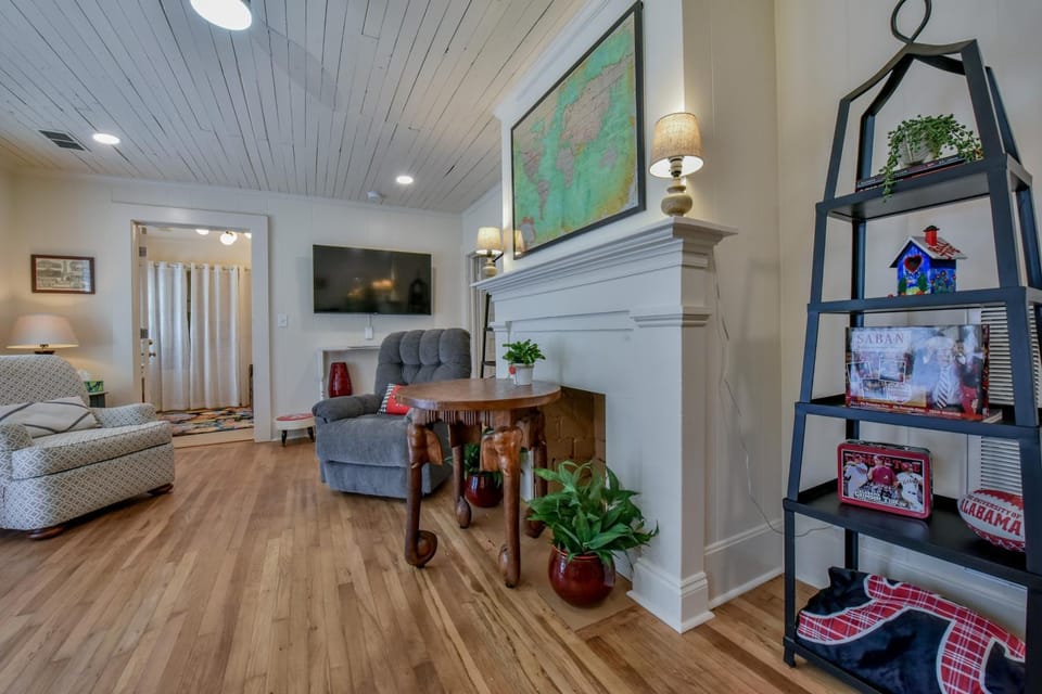 1 Mile to UA Campus: Walkable Midtown Getaway House in Tuscaloosa