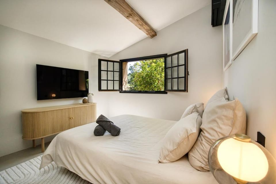 Bed, TV and multimedia, View (from property/room), Bedroom