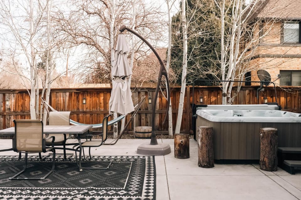 Spacious City Park Golf House - Hot Tub & Theater House in Denver