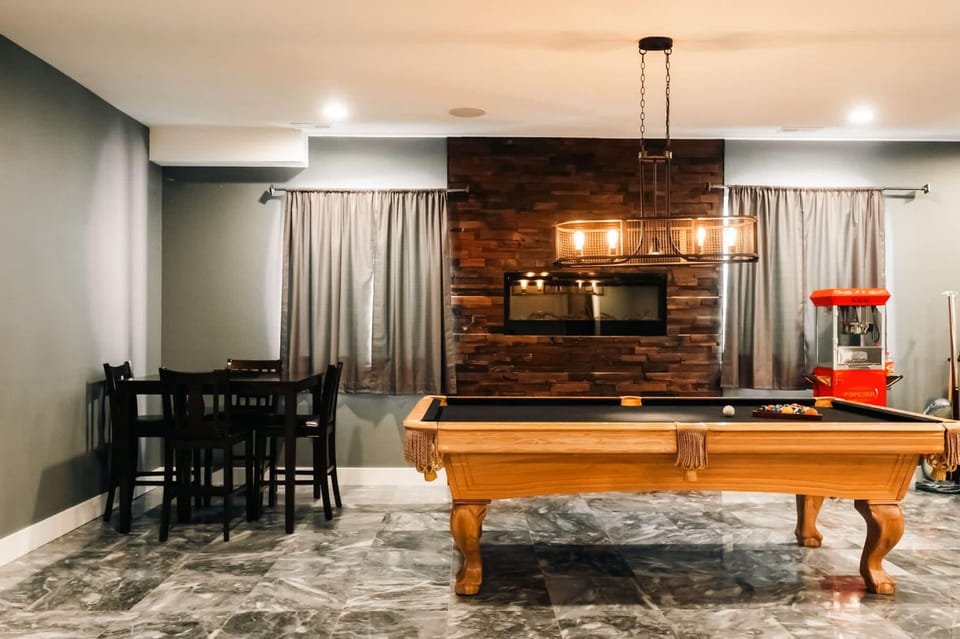 Spacious City Park Golf House - Hot Tub & Theater House in Denver