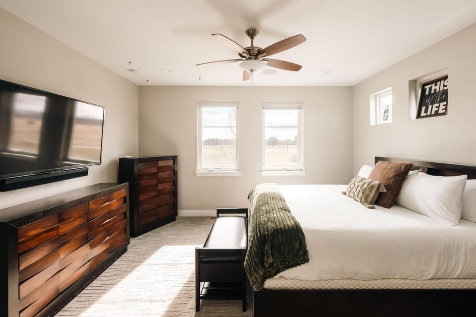 Spacious City Park Golf House - Hot Tub & Theater House in Denver