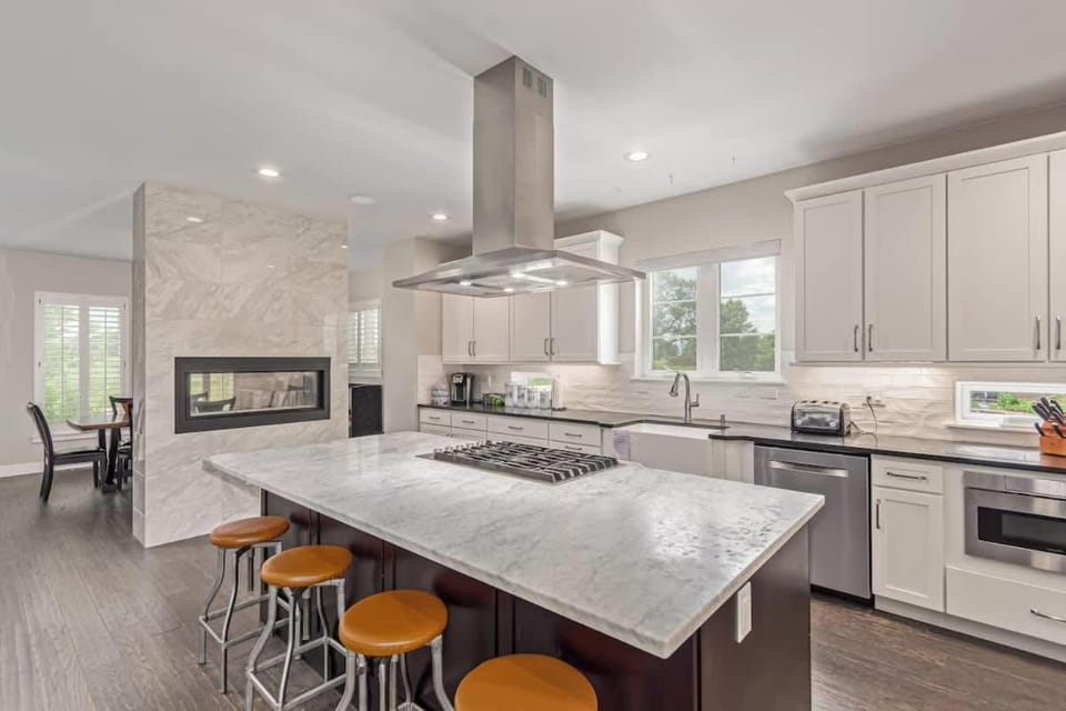 Spacious City Park Golf House - Hot Tub & Theater House in Denver