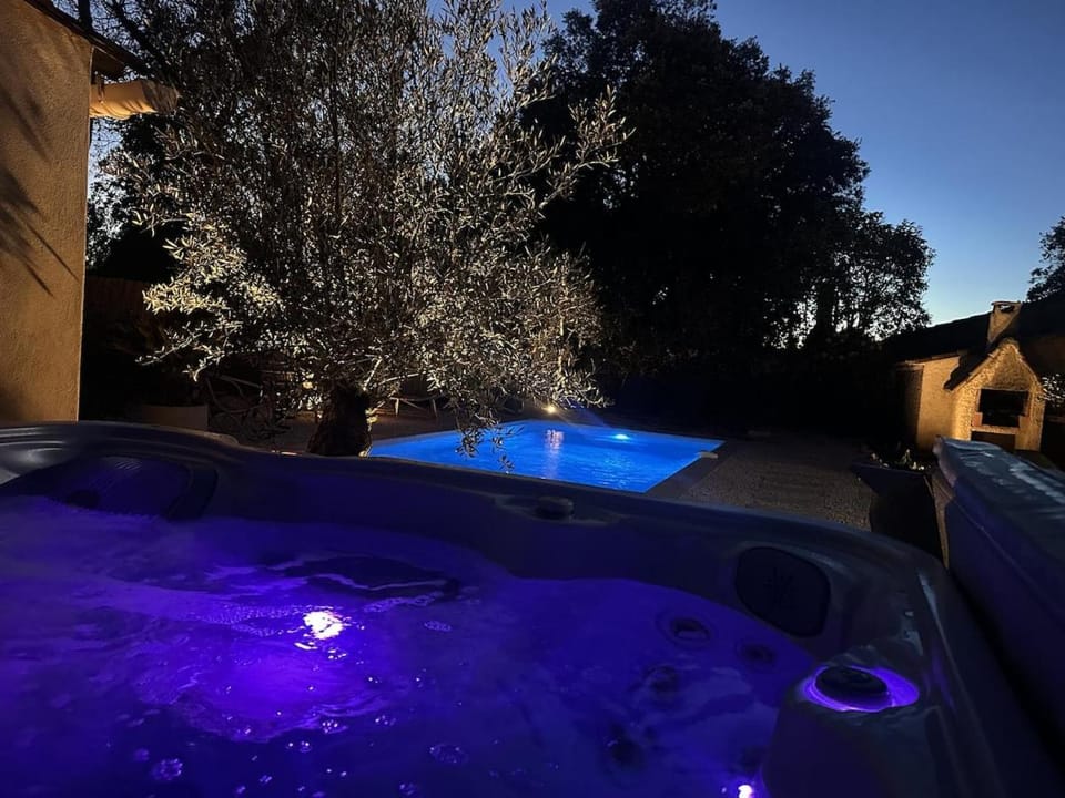 Garden, Hot Tub, Spa and wellness centre/facilities, Garden view, Swimming pool