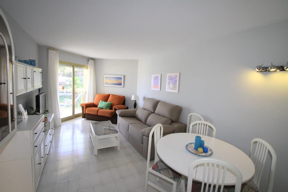 TV and multimedia, Balcony/Terrace, Living room, Seating area, Dining area, Garden view, Pool view, Swimming pool