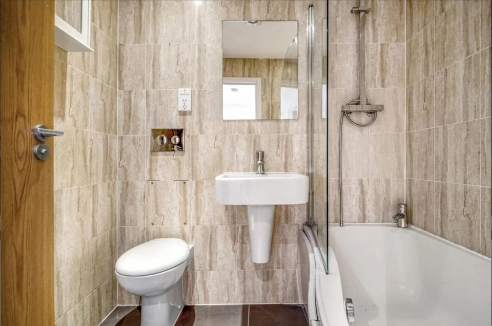 Top-Floor Apartment, 1 minute to Tube, Waterloo & Southbank, Private Balcony Apartment in City of Westminster