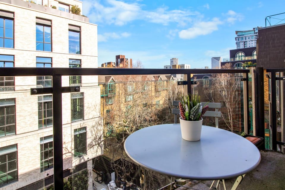 Top-Floor Apartment, 1 minute to Tube, Waterloo & Southbank, Private Balcony Apartment in City of Westminster