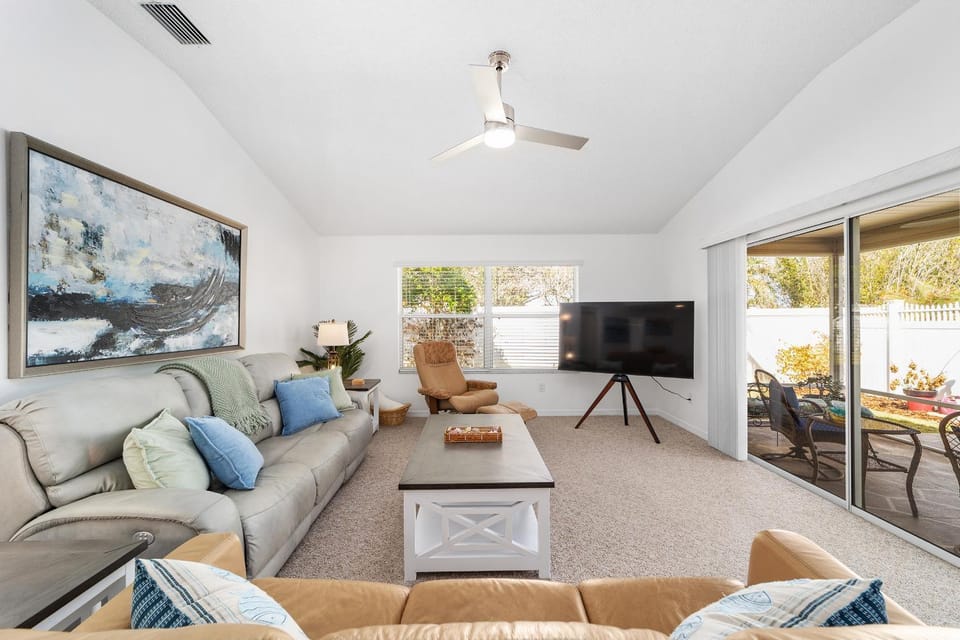 Communal lounge/ TV room, TV and multimedia, Living room, Seating area, Evening entertainment