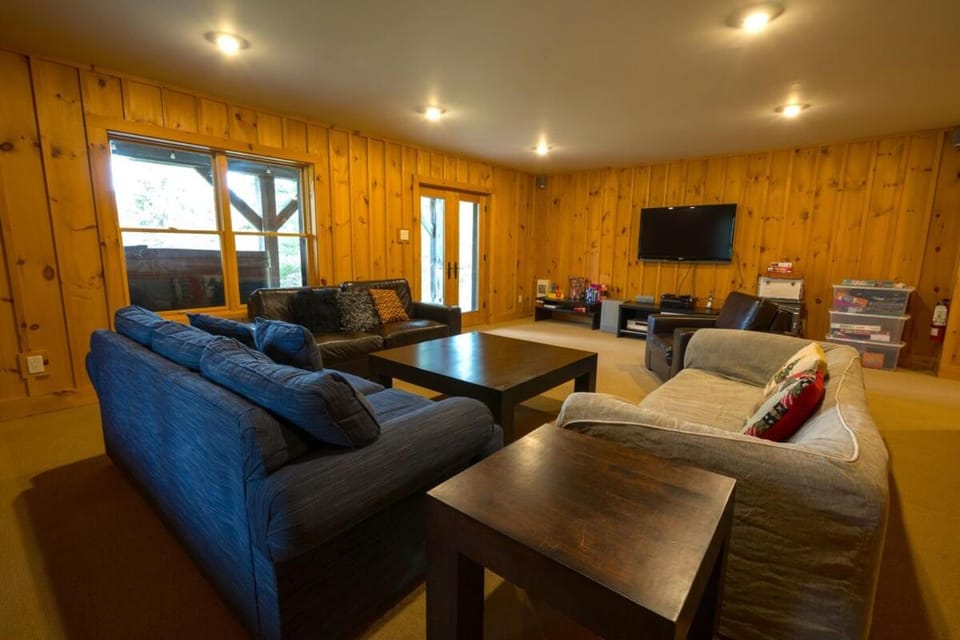 Woodsy Cabin Mont Tremblant Cabin in Ontario