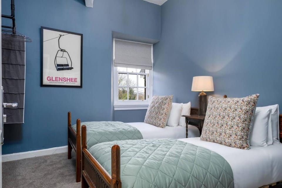 Elegant 3 Bed Apartment in Stirling Near Free Parking and Hill Views Apartment in Stirling