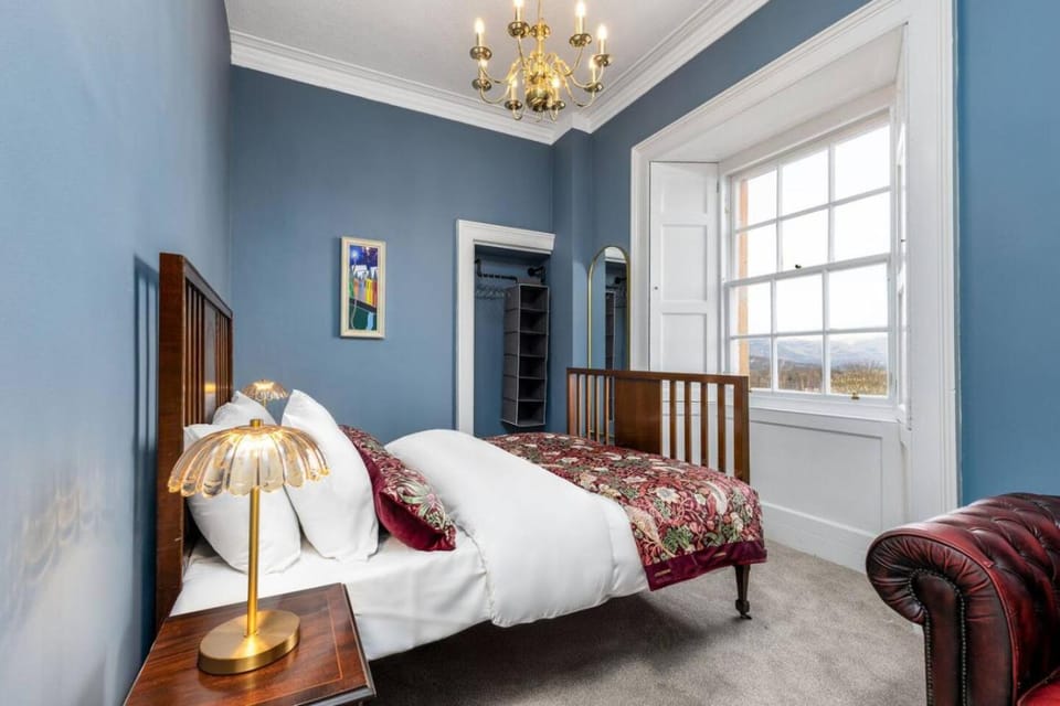 Elegant 3 Bed Apartment in Stirling Near Free Parking and Hill Views Apartment in Stirling