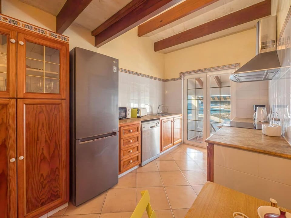 Kitchen or kitchenette, dishwasher