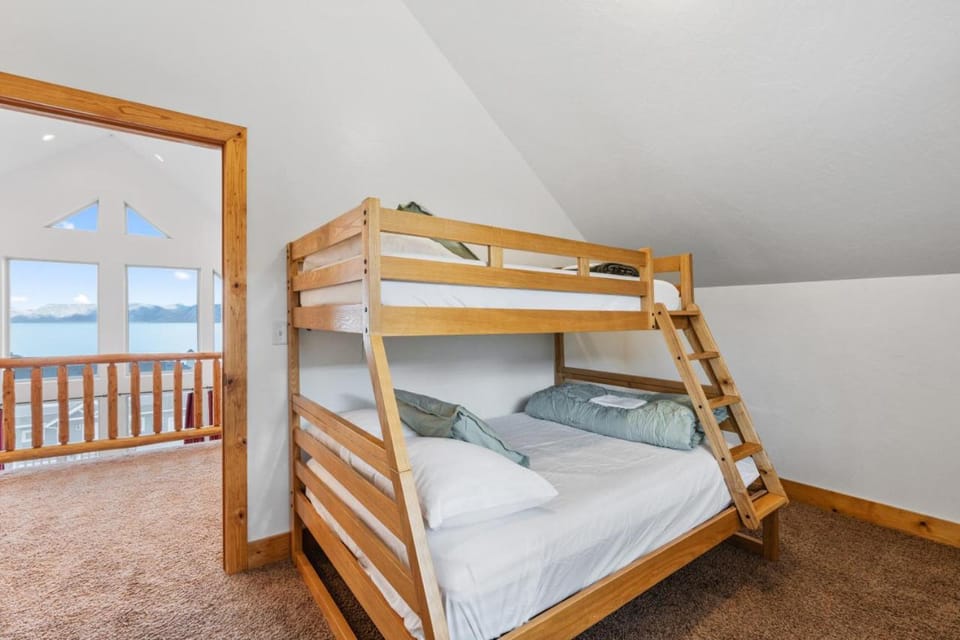 Blackberry Manor - Sleeps 26, Hot Tub, Volleyball, Arcades, Pet Friendly House in Garden City