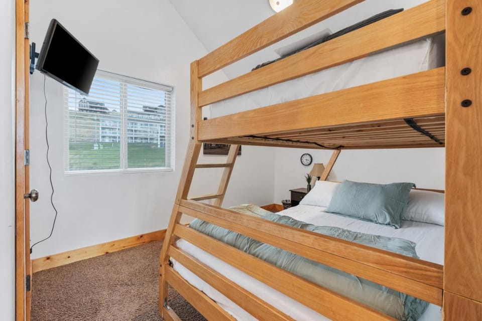 Blackberry Manor - Sleeps 26, Hot Tub, Volleyball, Arcades, Pet Friendly House in Garden City