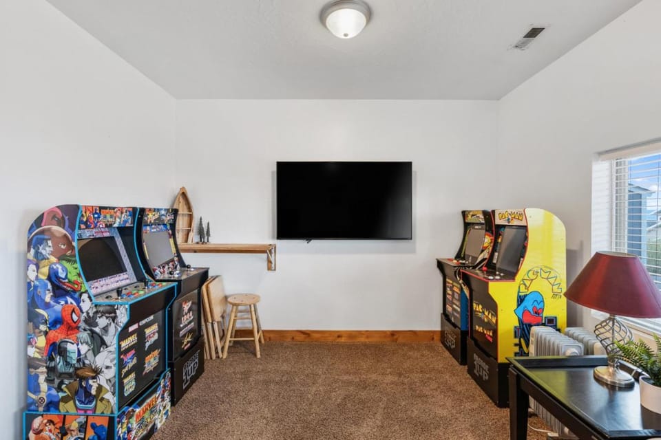 Blackberry Manor - Sleeps 26, Hot Tub, Volleyball, Arcades, Pet Friendly House in Garden City