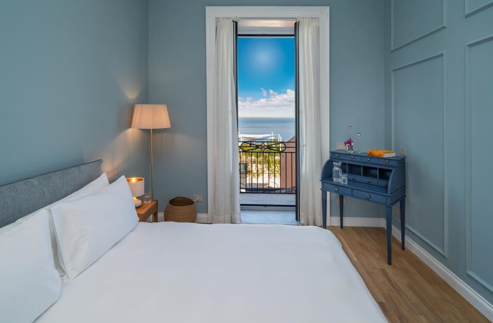 Bed, Natural landscape, View (from property/room), Balcony/Terrace, Photo of the whole room, Bedroom