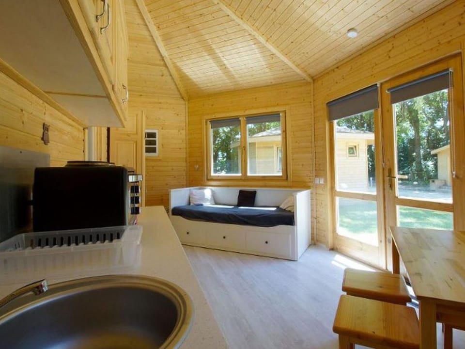 Cabane PMR Adaptée pour 5 Pers. - API-1-52-1700 Campground/ 
RV Resort in Bourgogne-Franche-Comté