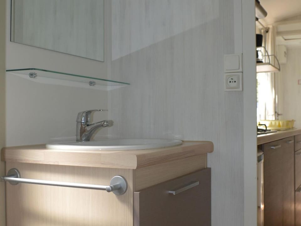 Confortable Mobil Home avec Terrasse, 2 Chambres - API-1-52-1808 Campground/ 
RV Resort in Aubais