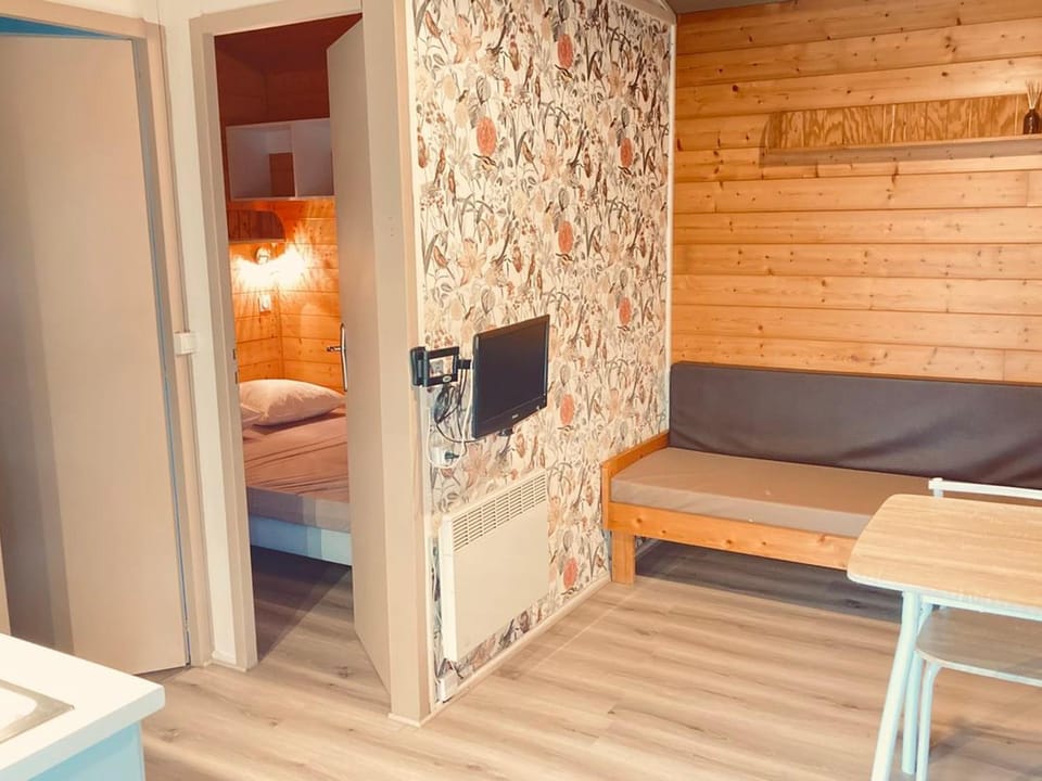 Chalet 2 pers. avec Terrasse à Montlaur - API-1-52-1943 Campground/ 
RV Resort in Occitanie