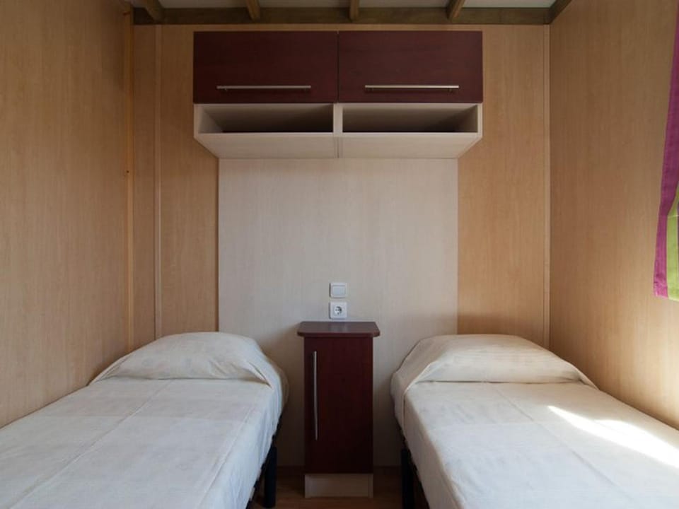 Mobil-home 4 Pers, Terrasse à Fernão Ferro - API-1-52-1811 Campground/ 
RV Resort in Setubal District