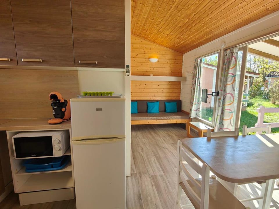 Chalet Confort pour 5 pers avec Terrasse - API-1-52-1941 Campground/ 
RV Resort in Occitanie