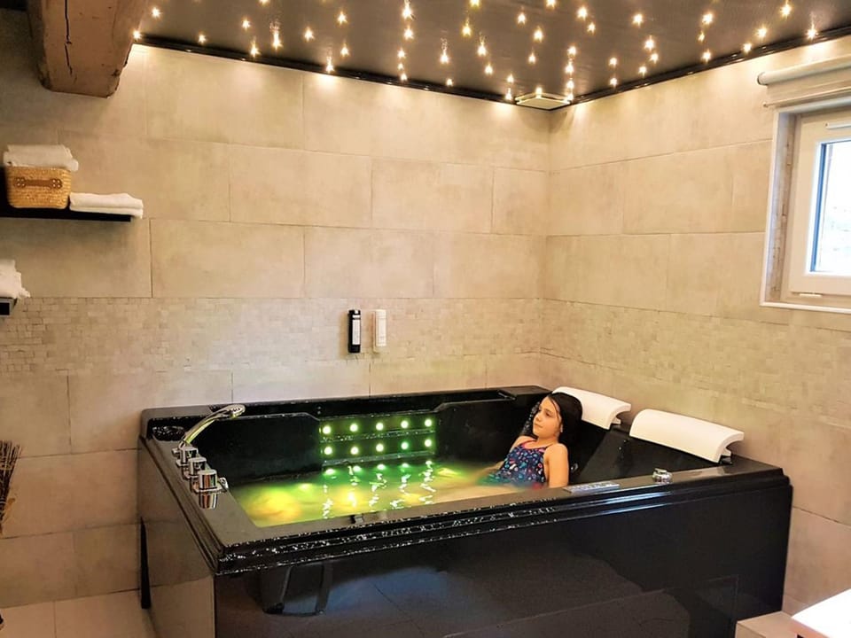 Studio avec jacuzzi privatif - 6 pers. - API-1-52-1964 Campground/ 
RV Resort in Auvergne-Rhône-Alpes