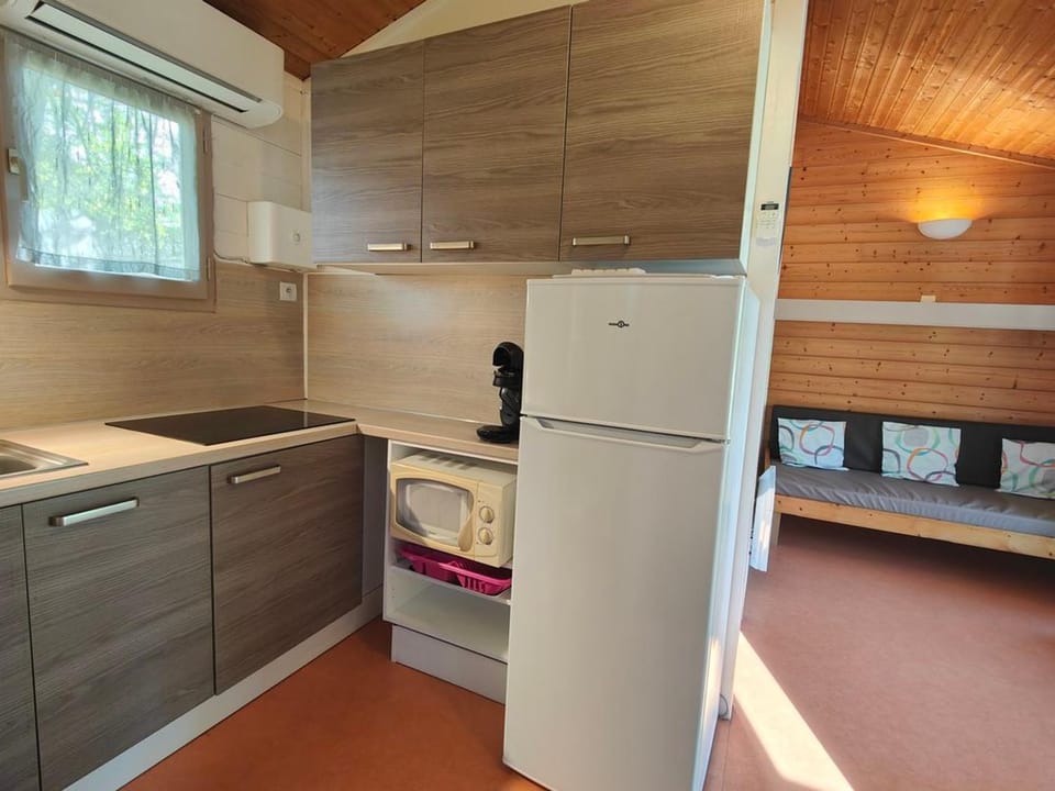 Chalet Confortable avec Terrasse - 7 Pers. - API-1-52-1940 Campground/ 
RV Resort in Occitanie