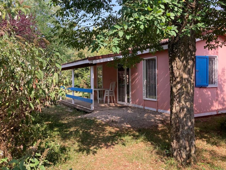 Chalet Confortable avec Terrasse - 7 Pers. - API-1-52-1940 Campground/ 
RV Resort in Occitanie