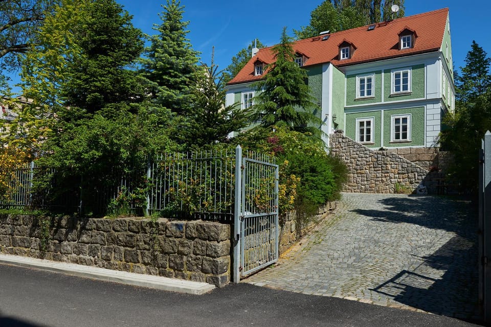 Property building, Facade/entrance, Parking
