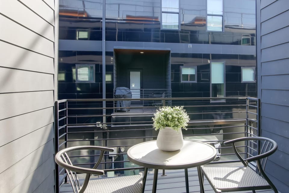 Walk to FedEx Forum! Luxe Townhome w/ Rooftop Deck House in Memphis