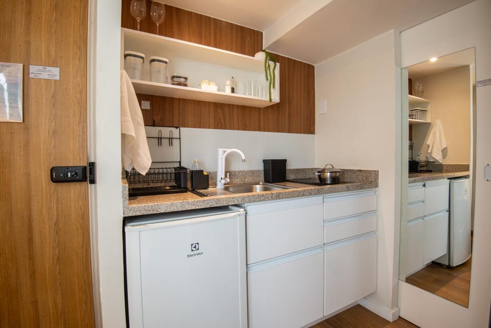 Kitchen or kitchenette, minibar, stove