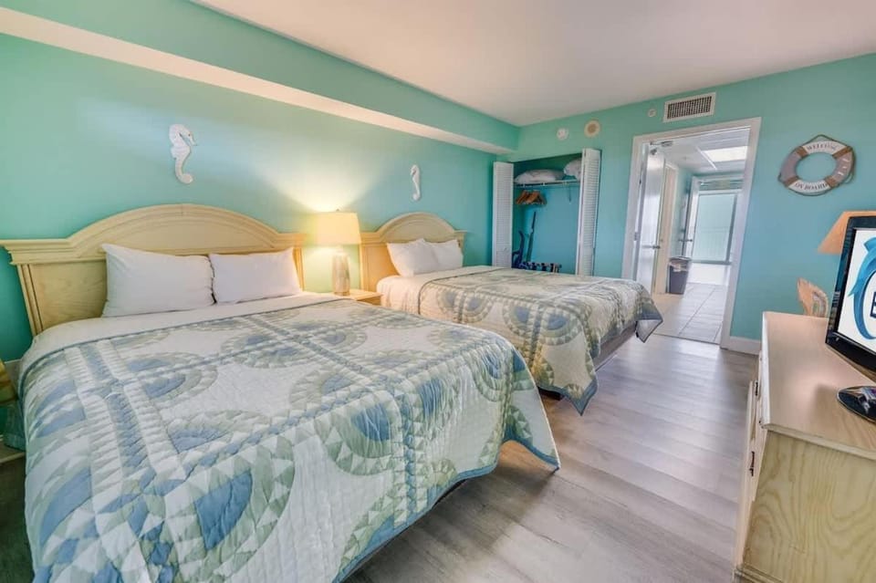 1BR High Floor Great Views Camelot Resort Pools House in Myrtle Beach