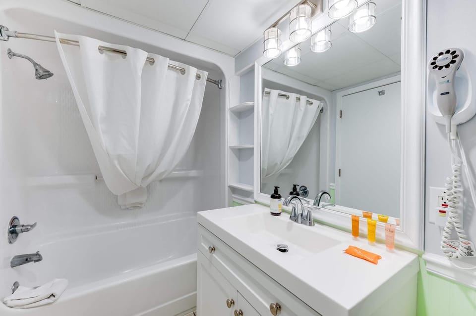 Honeymoon Suite with Direct Oceanfront View Pools House in Myrtle Beach
