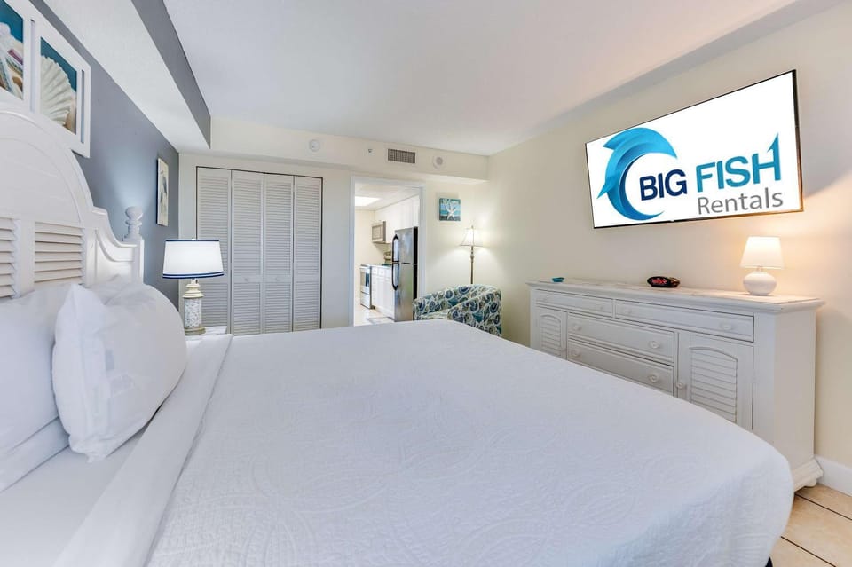 Honeymoon Suite with Direct Oceanfront View Pools House in Myrtle Beach