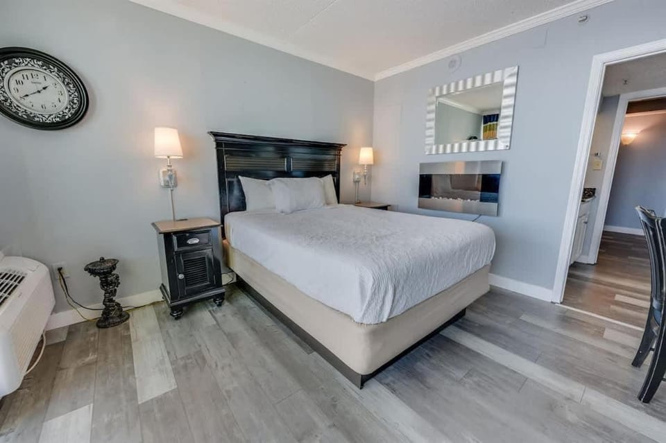 Great Direct Oceanfront View Low Floor Heated Pool House in Myrtle Beach
