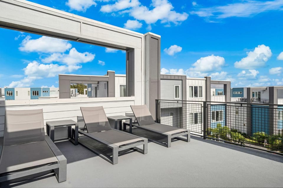 New Epic Reunion SkyLoft Elevator Access Rooftop Balcony Pools House in Osceola County
