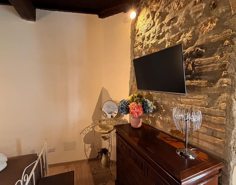 Photo of the whole room, Decorative detail, Decorative detail